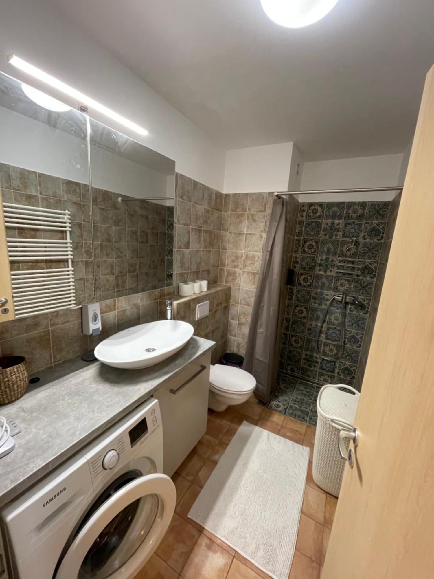 1 Apartment *