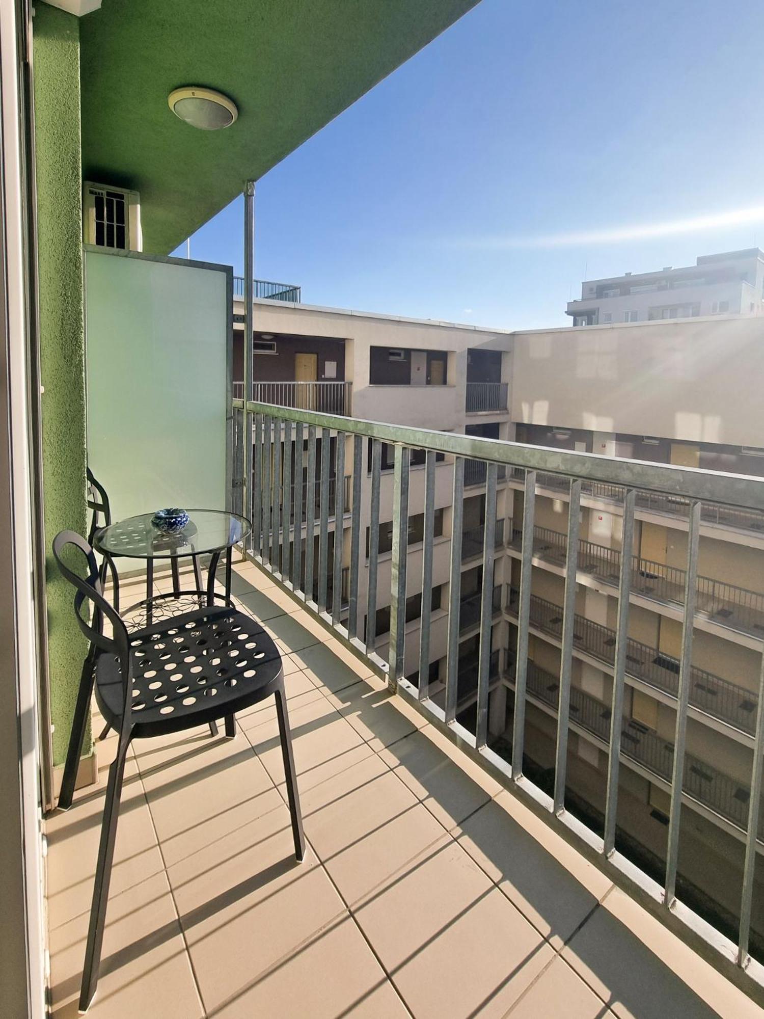 1 Apartment *